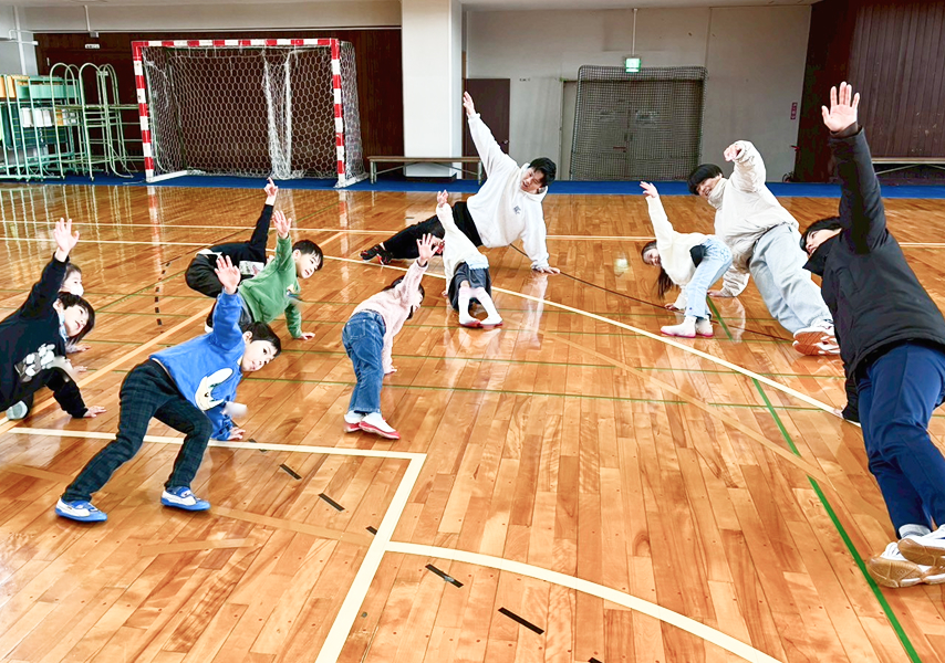 体育館で活動する子どもたち