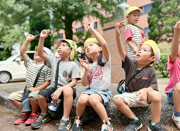 空を見上げる子どもたち