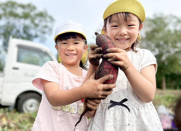 芋掘りで収穫を喜ぶ子どもたち