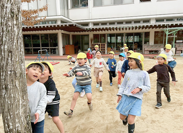 園庭を走る子どもたち
