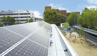 屋上に設置された「おひさま発電」