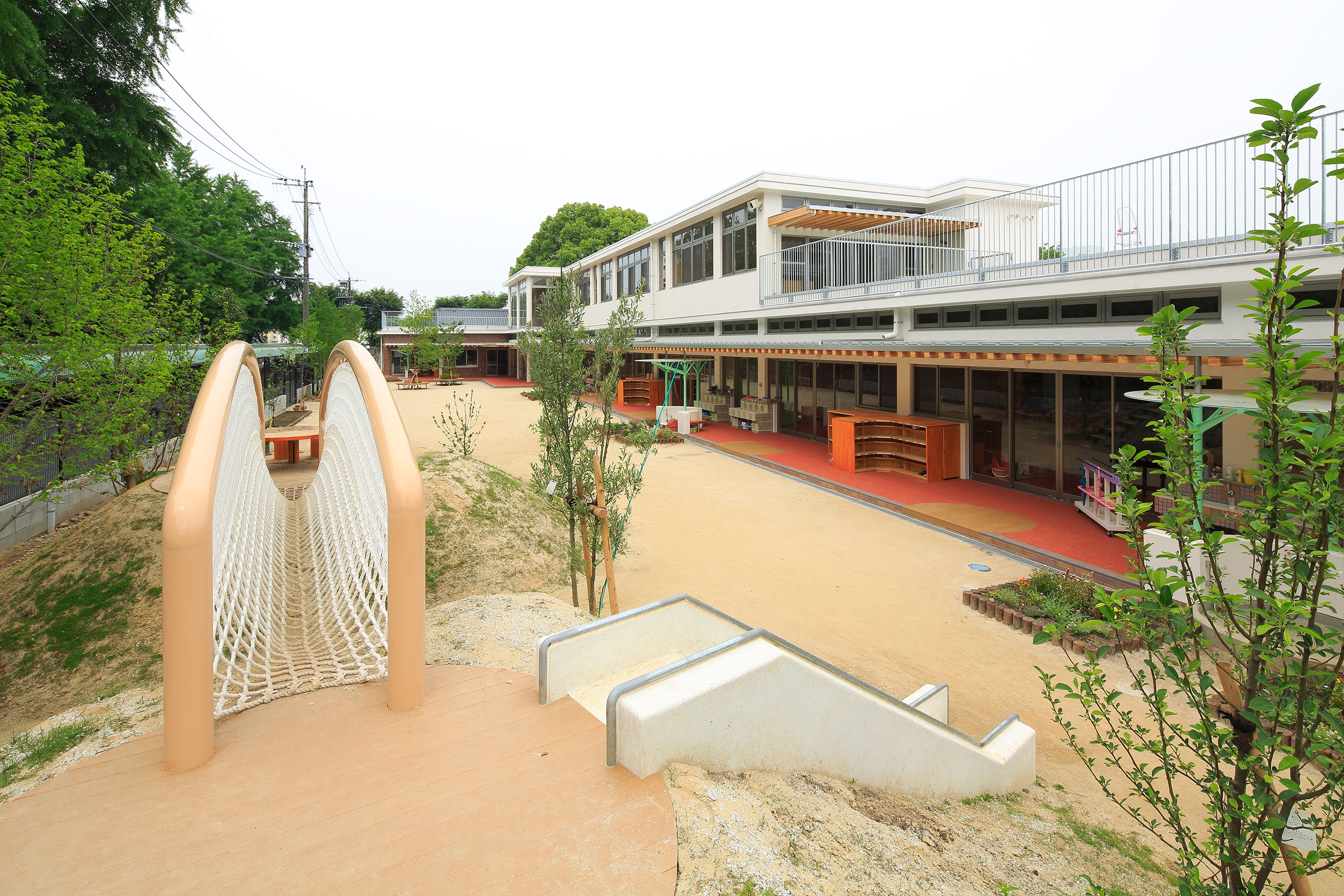 東側園庭から見た全景